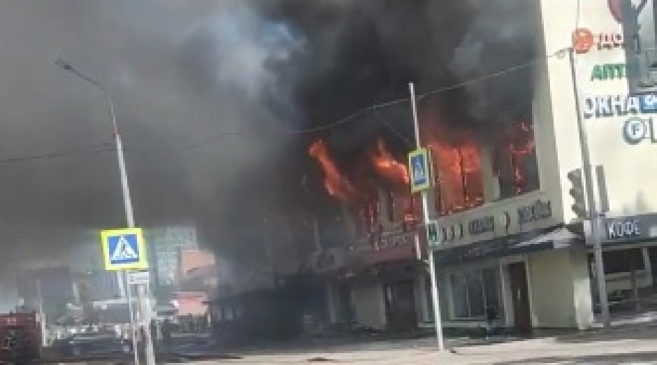OGROMAN POŽAR GUTA TRŽNI CENTAR Posetioci evakuisani, vatrogasci na licu mesta, jezivi snimci iz Rusije (VIDEO)
