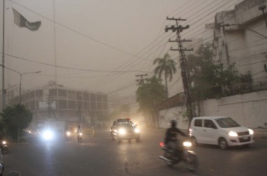 20 POGINULIH U NEVREMENU Oluja im je sve paralisala (VIDEO)