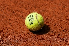 JOŠ JEDNA SENZACIJA NA ROLAN GAROSU Favorit pretrpeo debakl i ispao odmah na startu!