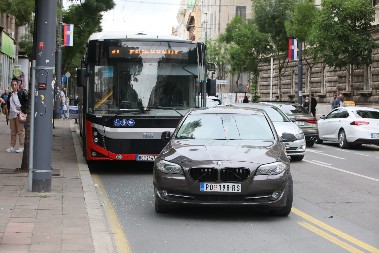 TROJE DECE PREVEZENO U TIRŠOVU Devetoro povređeno u sudaru autobusa i automobila u Beogradu