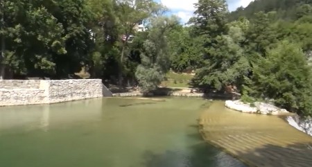 ''PLUTAO JE PO VODI, OČAJNIČKI JE POKUŠAVAO DA SE UHVATI ZA NEŠTO'' Dete upalo u reku, tragedija jedva izbegnuta