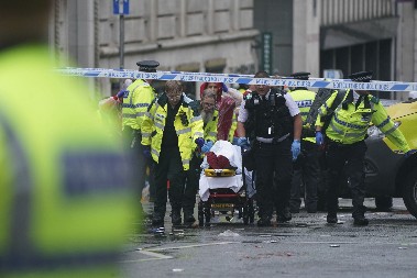 HAOS NA PROSLAVI TITULE Zaleteo se autom na navijače Liverpula (VIDEO)