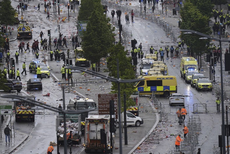 HOROR U LIVERPULU! Automobil uleteo u gomilu ljudi na paradi zbog pobede u Premijer ligi!