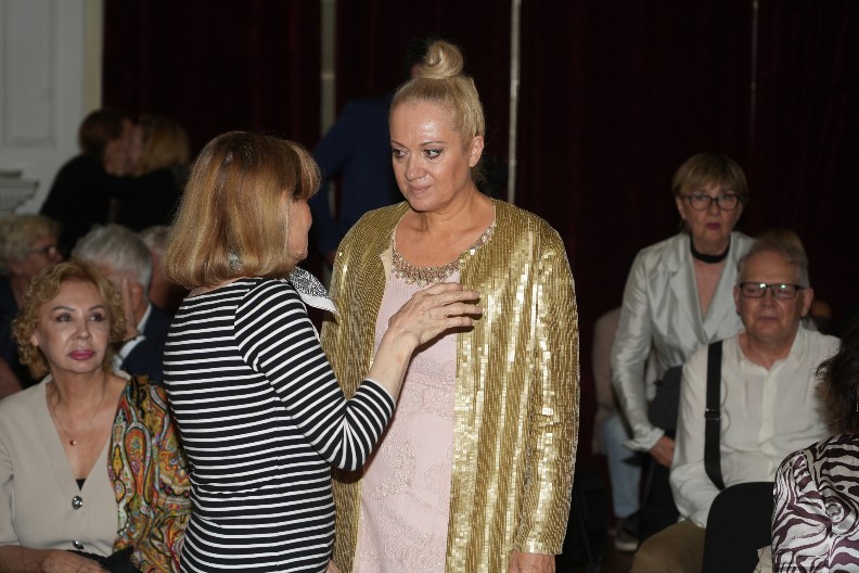 "OTAC ME JE PITAO ZA KOLIKO PARA BIH SE SLIKALA NAGA" Pevačica harala na sceni devedesetih, dobila je ponudu od Plejboja, a onda je nestala sa scene!