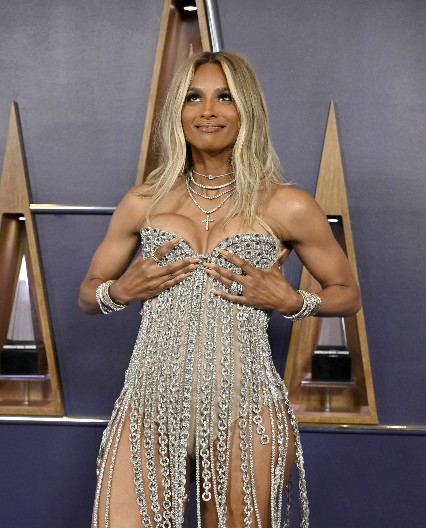 E, OVO JE BAŠ BILO NEPRIJATNO ZA GLEDANJE!  Pevačica morala rukama da "spašava" grudi da ne ispadnu iz korseta u kom je jedva disala!