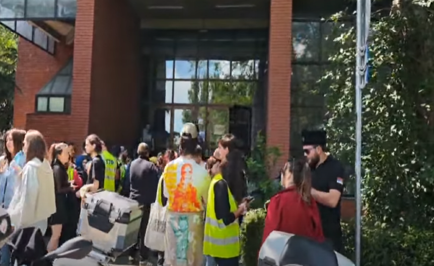 "BOLJŠEVICI" POKUŠALI DA ZAVLADAJU BOGOSLOVSKIM FAKULTETOM: Plenumi ubili demokratiju, njih 13 bi da blokira 65 studenata!