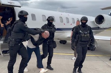 POGLEDAJTE KAKO IZRUČUJU ZVICEROVE SARADNIKE IZ DUBAIJA! Specijalci sa dugim cevima, konvoj vozila i neviđene mere obezbeđenja (VIDEO)