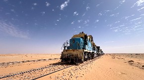 PUSTINJSKI VOZ JE NAJDUŽI NA SVETU Dug je 2 kilometra i  ide kroz  pustinju - putovanje je bučno, prljavo i  opasno