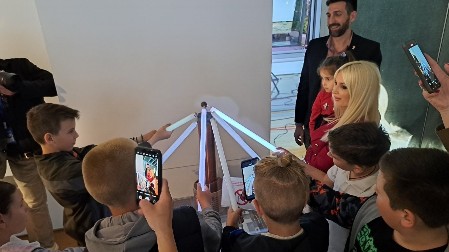 PRILIKA DA SE ZAVIRI U ŽIVOT I DELO NAJVEĆEG NAUČNIKA! Izložba Muzeja Nikole Tesle očarala publiku u Pljevljima (FOTO)