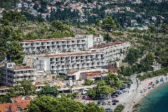 SRBI SA KNEDLOM U GRLU GLEDAJU Počelo rušenje popularnog letovališta, Titova vila ostaje u sećanju