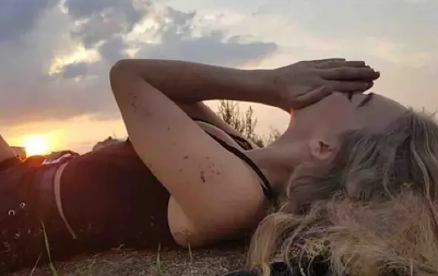 EMA (21) NOŽEM IZBODENA NA ŽURCI I OSTAVLJENA U ŠUMI: Roditelji objavili potresni snimak (VIDEO)