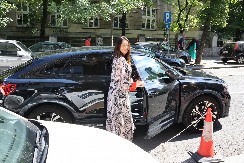 SPAVALA JE U ŠTALI A SADA IMA ZAVIDNU KARIJERU Naša pevačica progovorila o teškom periodu u životu: "Bila sam najmlađa, a oni su bili jako zli"