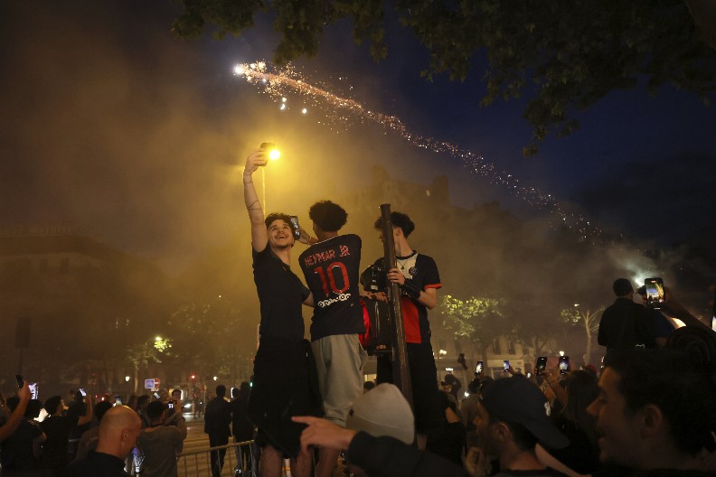 VANREDNO STANJE U PARIZU "Grad svetlosti" dočekao evropski trofej, ludilo na ulicama glavnog grada Francuske (VIDEO)