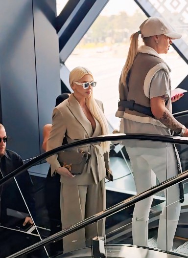 JELENA KARLEUŠA SPAKOVALA KOFERE I SA ĆERKAMA OTIŠLA IZ SRBIJE Duško Tošić se odmah oglasio, svaki otac će ga razumeti