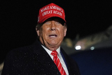 TRAMPOVA POZADINA NA TELEFONU PONOVO POSTALA VIRALNA Da li već pogađate šta je u pitanju? (FOTO)