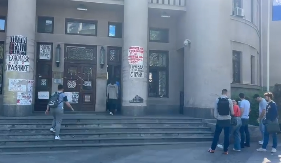 TROJE PREVEZENO NA URGENTNI Policija objavila šta se desilo na Pravnom! Blokader napao profesorku i obezbeđenje!