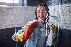 UKLONITE NASLAGE KAMENCA S TUŠ KABINE Jedan prirodan sastojak rešava problem, i to bez ribanja!