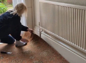 RENOVIRALA KUĆU, PA OTKRILA TAJNU STARU DECENIJAMA  Žena podigla tepih i zatekla prizor koji ledi krv u žilama! (VIDEO)