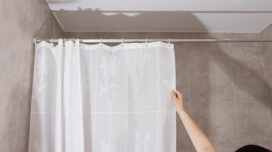NE POMAŽE SAMO IZBELJIVAČ Buđ će automatski nestati sa zavesa u tuš kabini, ako ispratite trik u koji se kunu domaćice