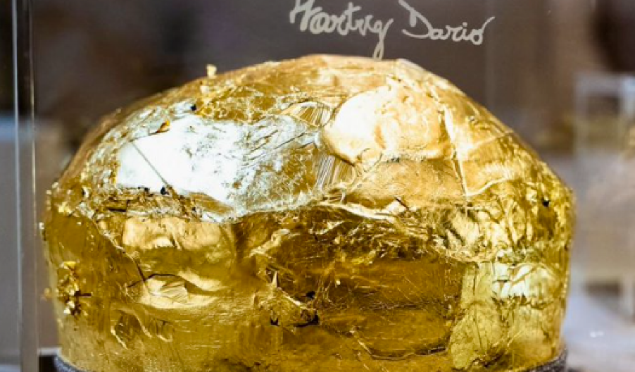 LUKSUZNA BOŽIĆNA TORTA SA SWAROVSKI KRISTALIMA Kreacije Daria Hartviga koje osvajaju svet (FOTO)