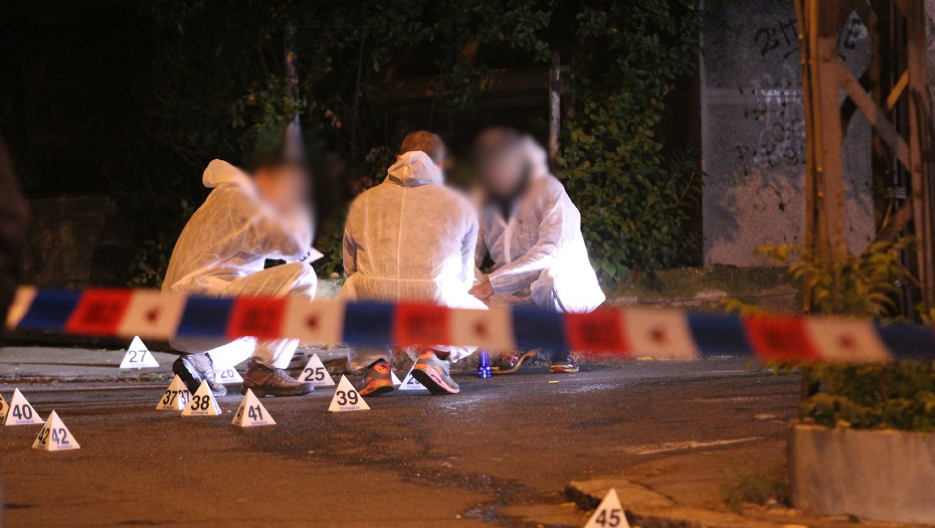 MUŽ (50) I ŽENA (36) NAĐENI MRTVI, SUMNJA SE DA SU SE UGUŠILI Komšija primetio nešto čudno i zvao policiju