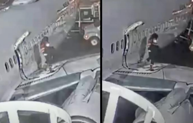 ŠTA JE S LJUDIMA? Žena hoda na krilu putničkog aviona (VIDEO)