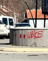 KURTI LIČNO IZDAO NAREĐENJE: Policijska zaštita studentima dok crtaju krvave ruke i zastrašuju srpski narod na KiM (FOTO)