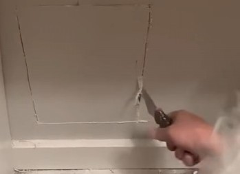 ČULI NEOBIČNO LUPANJE U ZIDU, PA ISEKLI PLOČU ''Klupko'' se odjednom pomerilo, umalo se onesvestili od šoka! (VIDEO)