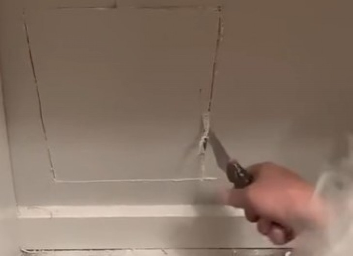 ČULI NEOBIČNO LUPANJE U ZIDU, PA ISEKLI PLOČU ''Klupko'' se odjednom pomerilo, umalo se onesvestili od šoka! (VIDEO)