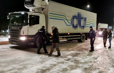 NA GRANIČNIM PRELAZIMA ZAUSTAVLJENO 69 VOZILA Pojačane mere u sprečavanju krijumčarenja ljudi, droge, oružja