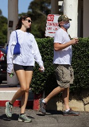 SAMO JE NJOJ POŠLO ZA RUKOM DA UKROTI OKORELOG NEŽENJU  Sada su snimljeni kako se baškare na luksuznoj destinaciji, a ona "grmi" od zgodnoće