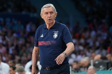 PEŠIĆ PRIREDIO ŠOU ZA NOVU GODINU Trubači Kariju svirali posebnu pesmu, on oduševio sve (VIDEO)