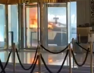 EKSPLOZIJA ISPRED TRAMPOVOG HOTELA! Plamen guta Teslin kamion: Ekipe vatrogasaca na licu mesta, snimak iz hola osvanuo na mrežama!