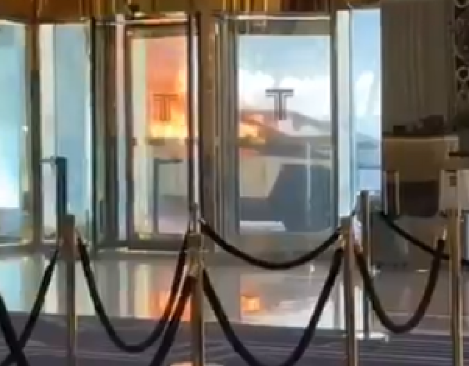 EKSPLOZIJA ISPRED TRAMPOVOG HOTELA! Plamen guta Teslin kamion: Ekipe vatrogasaca na licu mesta, snimak iz hola osvanuo na mrežama!