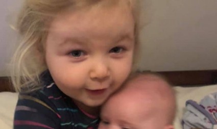 TEK ROĐENA BEBA U NARUČJU TROGODIŠNJE SESTRE Njene reči ostavile roditelje bez daha, prizor će vam ulepšati dan! (FOTO)