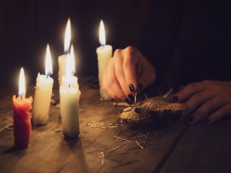 KAKO DA PREPOZNATE CRNU MAGIJU Ljudi se mogu promeniti iz korena zbog ovih rituala, evo par primera!