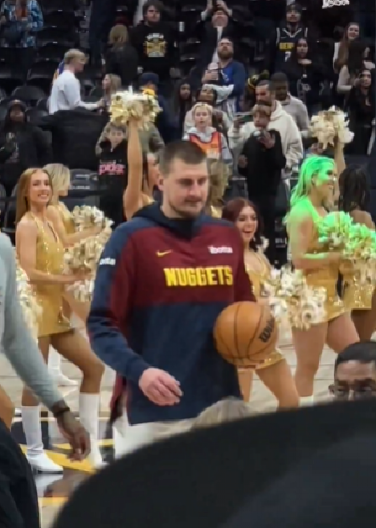 SVI SU GLEDALI U JOKIĆEVE RUKE Nikola poneo loptu u svlačionicu, razlog zašto je to uradio ostavio je celu Ameriku bez teksta