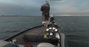 RIBARI UŽIVALI NA BRODIĆU, A ONDA SE NEBO SMRAČILO Oluja pretila da prevrne čamac, jeziv prizor ledi krv u žilama! (VIDEO)