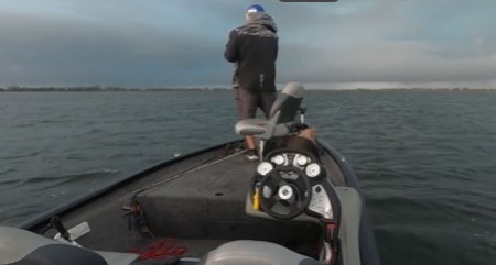 RIBARI UŽIVALI NA BRODIĆU, A ONDA SE NEBO SMRAČILO Oluja pretila da prevrne čamac, jeziv prizor ledi krv u žilama! (VIDEO)