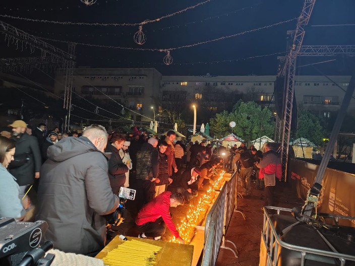 CRNA GORA GRCA U SUZAMA Na stotine građana okupljeno u prestonici, pale sveće i upisuju se u knjigu žalosti (FOTO/VIDEO)