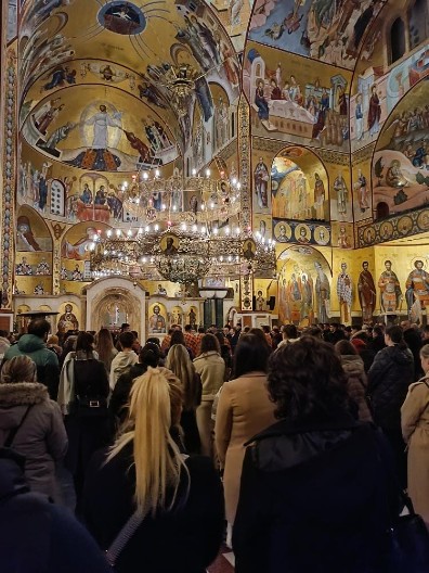 PODGORIČANI MOLITVENO ISPRATILI STRADALE CETINJANE: Na stotine građana prisustvovalo pomenu u Sabornom hramu