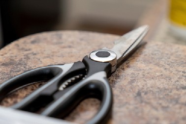 DA LI STE ZNALI ČEMU SLUŽI METALNI DEO IZMEĐU RUČKI KUHINJSKIH MAKAZA?  Iznenadićete se kad čujete koja je njegova namena