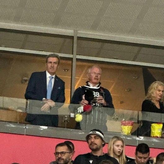 SADA JE JASNO ZAŠTO JE OBRADOVIĆ PODRŽAO PROTESTE Kristofer Hil u Partizanovom dresu pratio utakmicu (FOTO)