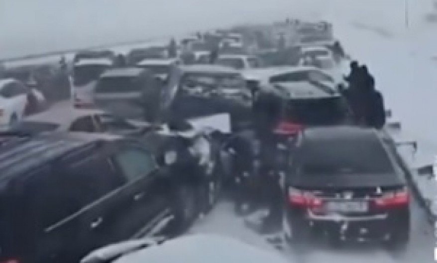 12 LJUDI POVREĐENO U MASOVNOM SUDARU 95 AUTOMOBILA Objavljen snimak najveće saobraćajne nesreće u 2025. godini - za sada (VIDEO)