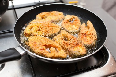 U RESTORANIMA NE KORISTE BRAŠNO ZA PRŽENJE RIBE Kuvari stave ovaj sastojak, pa ne upija ulje i bude hrskavija