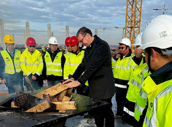 VUČIĆ OBIŠAO RADNIKE NA GRADILIŠTU EXPA Doneli smo im vruće girice i jabuke, rezultat je bio nedvosmislen... (FOTO)