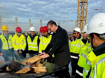 „SINIŠA JE PONEO GIRICE, JA JABUKE…“ Vučić obišao gradilište Ekspa (VIDEO)