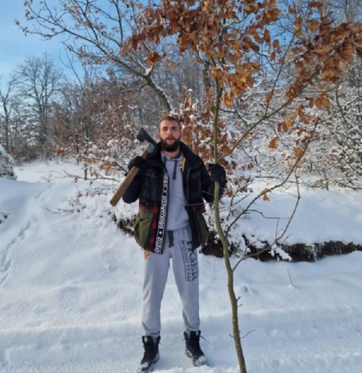 VELJKO RAŽNATOVIĆ ISPOŠTOVAO OBIČAJ U zoru otišao u šumu po badnjak: Srećan Badnji dan braćo Srbi!