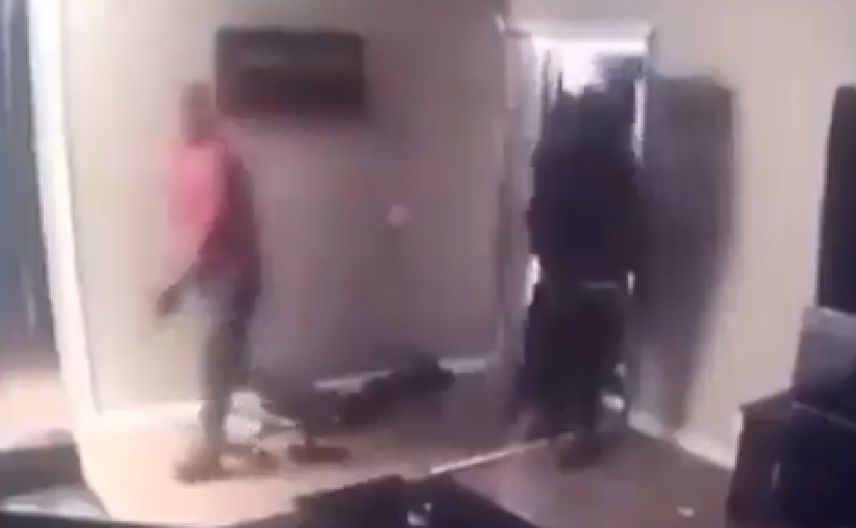 PROVALILI U KUĆU POKOJNIKA PA KRENULI DA KRADU   Došli sa kolima i prikolicom pa su krenuli da iznose stvari