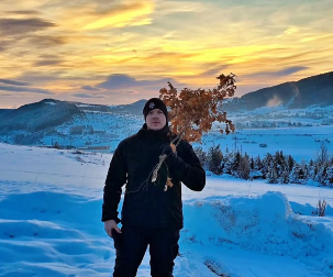 SLOBA RADANOVIĆ ČESTITAO BADNJI DAN SNAŽNIM REČIMA Pevač jutros poranio u šumu po badnjak, pa se obratio vernicima